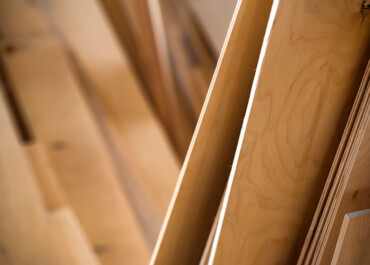 Cięcie sklejki – laser czy frez?